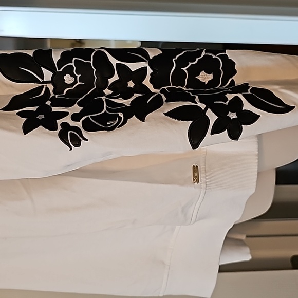 Calvin Klein size large detailed leather on both sleeves - Picture 2 of 4